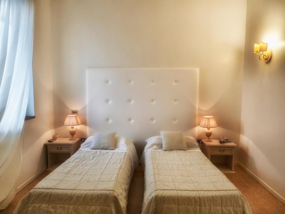 Hotel Europa Pallazzolo sullʼOglio エクステリア 写真