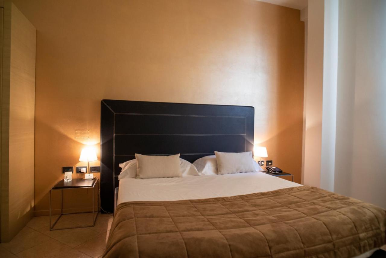 Hotel Europa Pallazzolo sullʼOglio エクステリア 写真