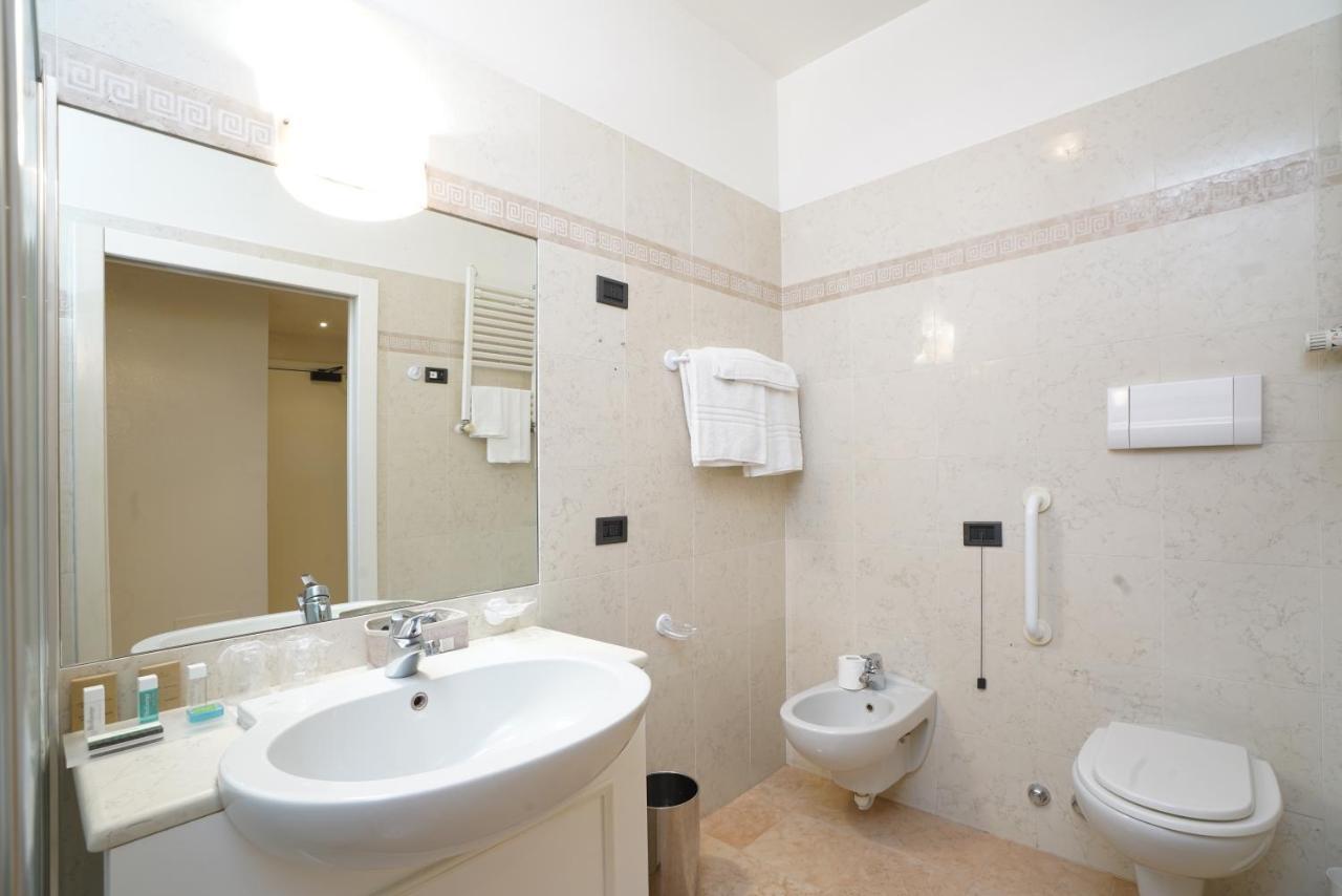 Hotel Europa Pallazzolo sullʼOglio エクステリア 写真